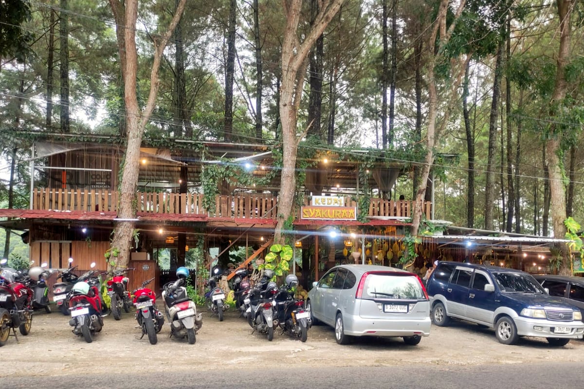 Kedai Syakuraa terletak di kawasan Alas Veenuz di Jalan Raya Trawas Mojokerto. (rhd)