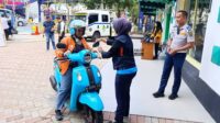 Dishub Kota Malang mulai mengarahkan parkir kendaraan sepeda motor ke Gedung Parkir Kayutangan. (bas) Dishub Arahkan Sepeda Motor Masuk Gedung Parkir Kayutangan, Parkir Liar Kena Tilang