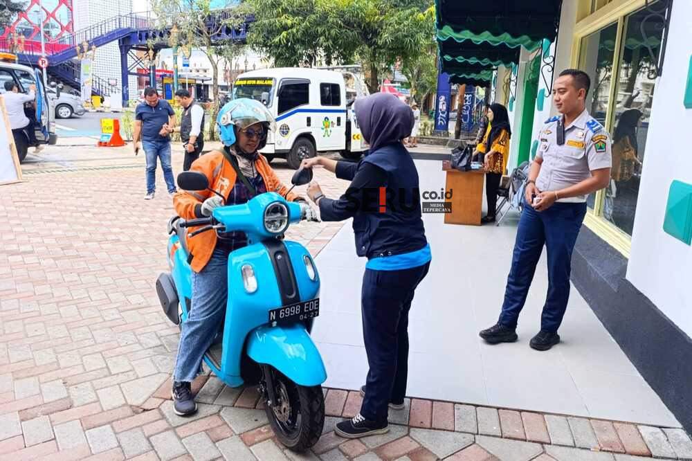 Dishub Arahkan Sepeda Motor Masuk Gedung Parkir Kayutangan, Parkir Liar Kena Tilang