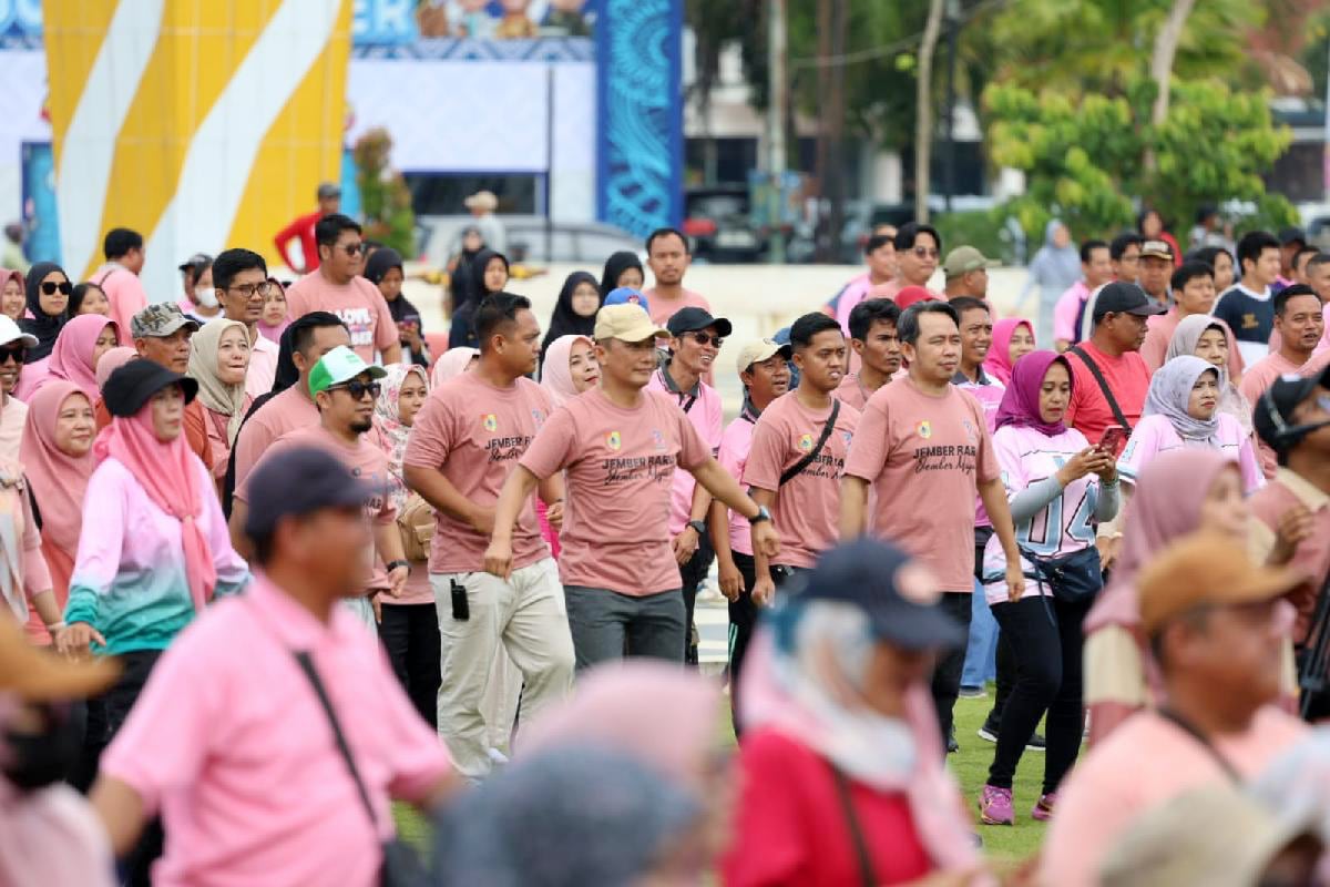 Kepala BKN RI dan Bupati Jember olahraga bersama dengan para ASN di Alun-Alun. (ist) Kepala BKN RI Apresiasi Bupati Jember Tentang Pengangkatan Ribuan PPPK