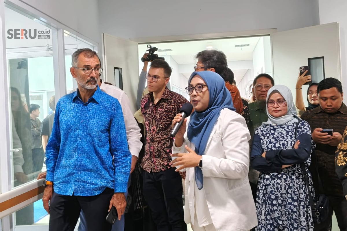 Didukung Uni Eropa-Jerman, RSUB Launching Pusat Infeksi Menular Perkuat Ketahanan Kesehatan Jatim 1 Duta Besar Uni Eropa untuk Indonesia dan Duta Besar Jerman bersama tim RSUB meninjau kesiapan layanan. (bas)