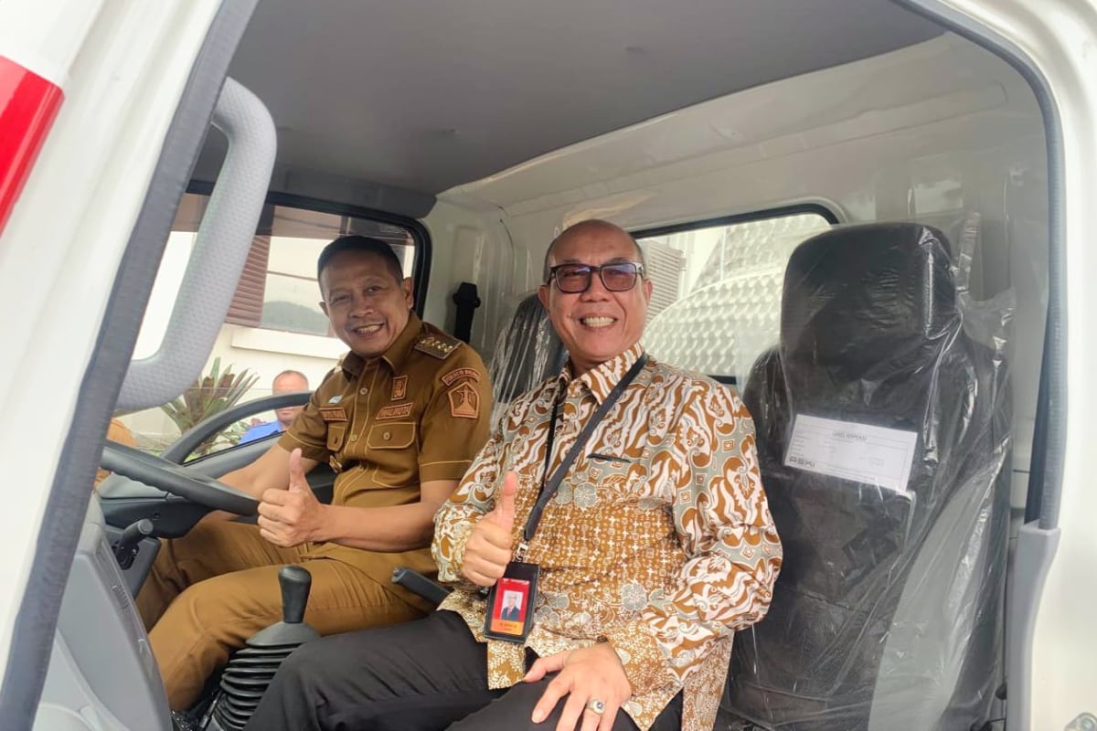 Wali Kota Malang mencoba fasilitas truk tangki air bersih yang diserahkan ke Perumda Tugu Tirta. (ist)