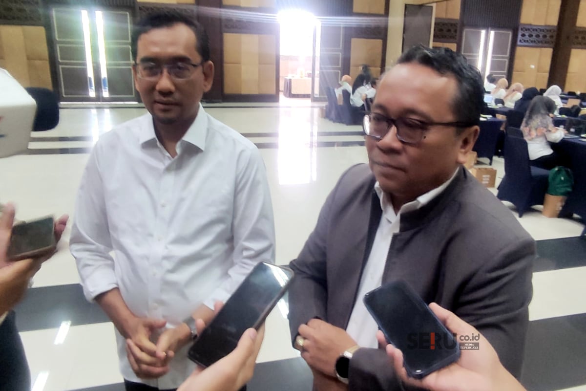 Rektor UB Prof Widodo dan Sekun UB Tri Wahyu Nugroho, menjawab pertanyaan awak media. (rhd)