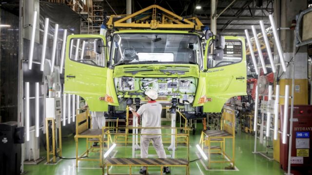Serbuan Truk China Tekan Industri Nasional Ancam Sektor Otomotif