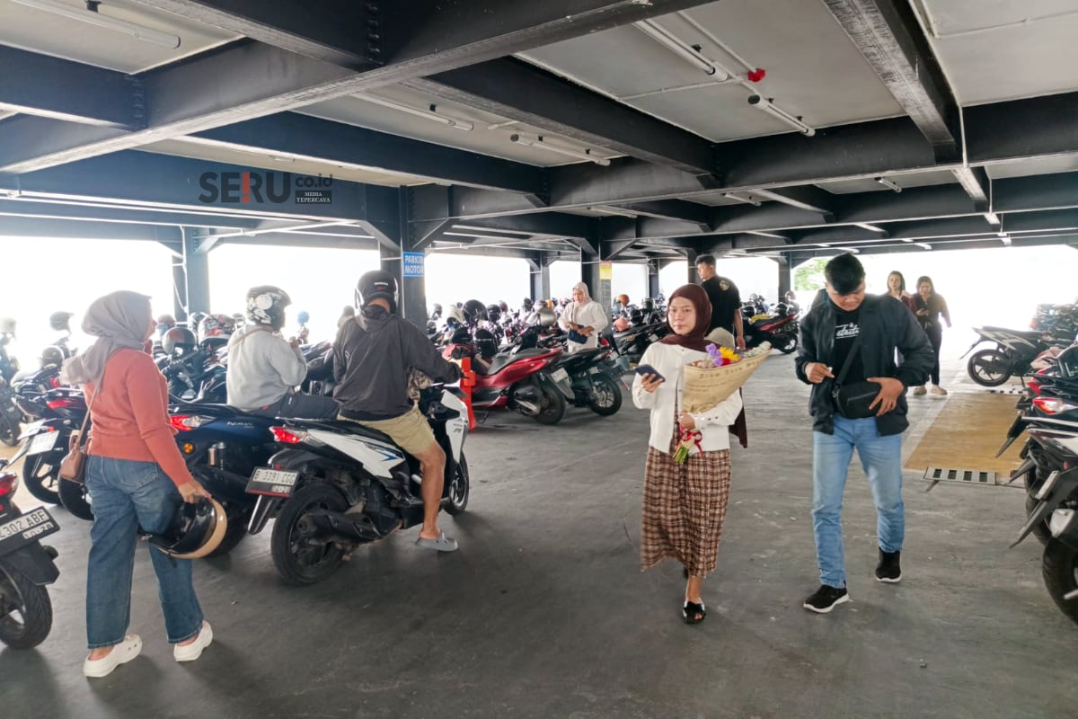 Pengunjung kawasan Kayutangan Heritage wajib memarkir kendaraan di Gedung Parkir Kayutangan. (bas)