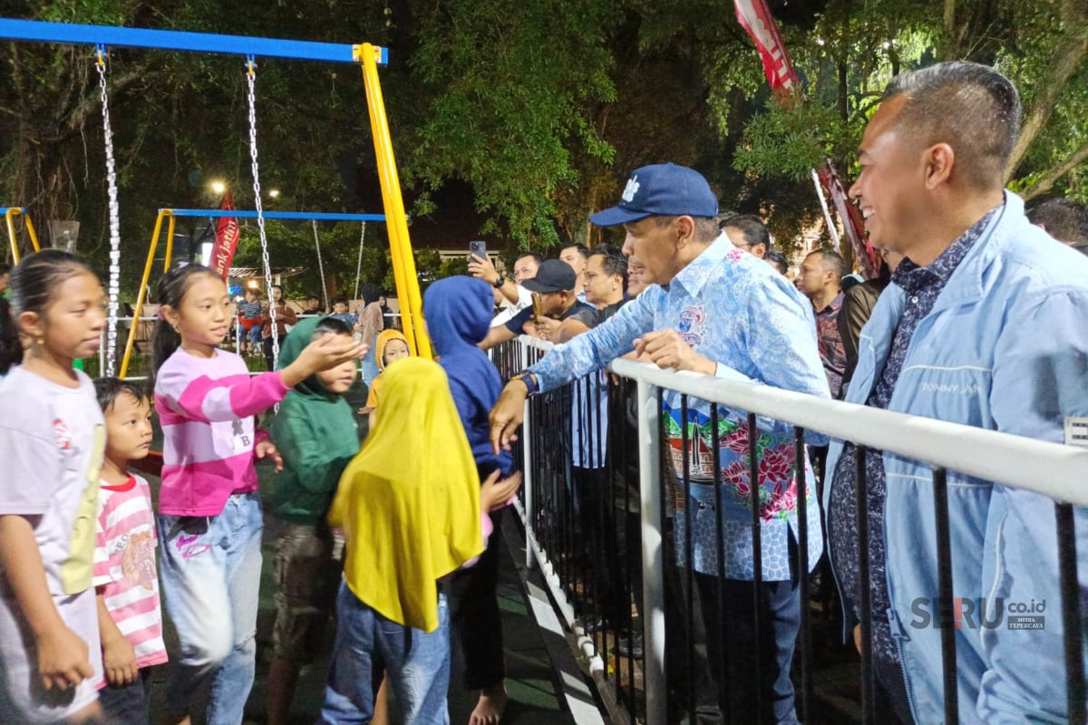 Alun-Alun Merdeka Kebanggaan Warga Kota Malang Diresmikan, Integrasikan Penataan Wisata Heritage Terpadu 1 Wali Kota Malang berinteraksi dengan anak-anak yang antusias hadir saat peresmian Alun-alun Merdeka. (bas)