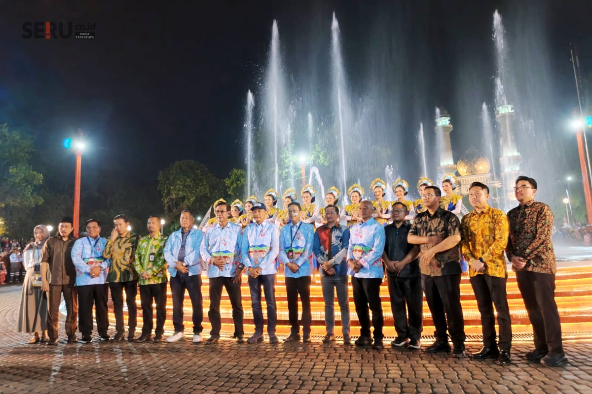 Peresmian Alun-alun Merdeka mendapatkan apresiasi warga Kota Malang, pasca revitalisasi Bank Jatim. (bas) Alun-Alun Merdeka Kebanggaan Warga Kota Malang Diresmikan, Integrasikan Penataan Wisata Heritage Terpadu