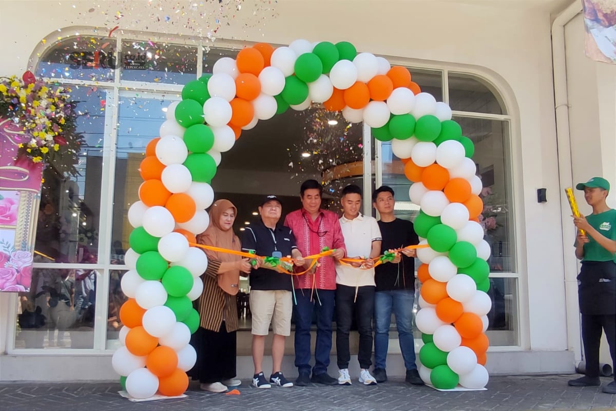 Prosesi pemotongan pita penanda grand opening Depot Pilihan Rakyat di Kota Malang. (bas) Ratusan Warga Serbu Depot Pilihan Rakyat, Klaim Manjakan Lidah