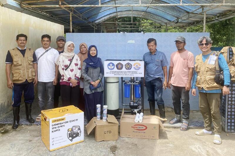 Tim UB mendistribusikan alat penjernih, tandon dan genset di Jorong Duku. (ist) Penjernih Air Portabel UB Sukses Perkuat Ketahanan Warga Agam Sumatera