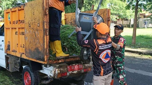 Babinsa Klojen Kerja Bakti Bersama Warga Penanggungan