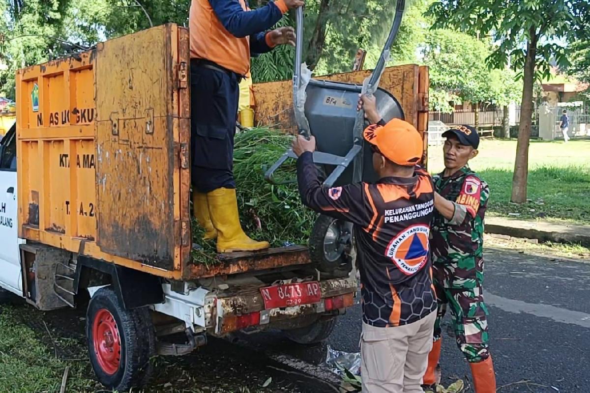 Babinsa Klojen kerja bakti bersama warga Penanggungan. (ist) Babinsa Klojen Kerja Bakti Bersama Warga Penanggungan
