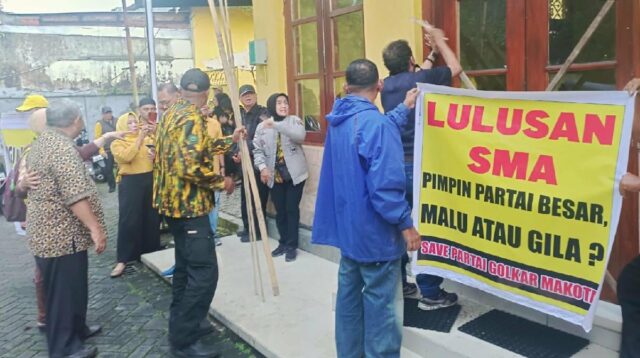 Kader Golkar Kota Malang Segel Kantor DPD, Tuntut Djoko Prihatin Mundur
