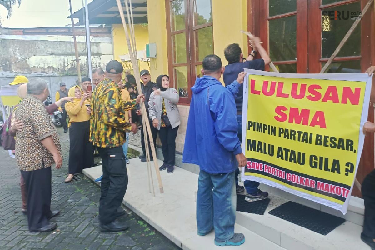 Kader Golkar Kota Malang Segel Kantor DPD, Tuntut Djoko Prihatin Mundur