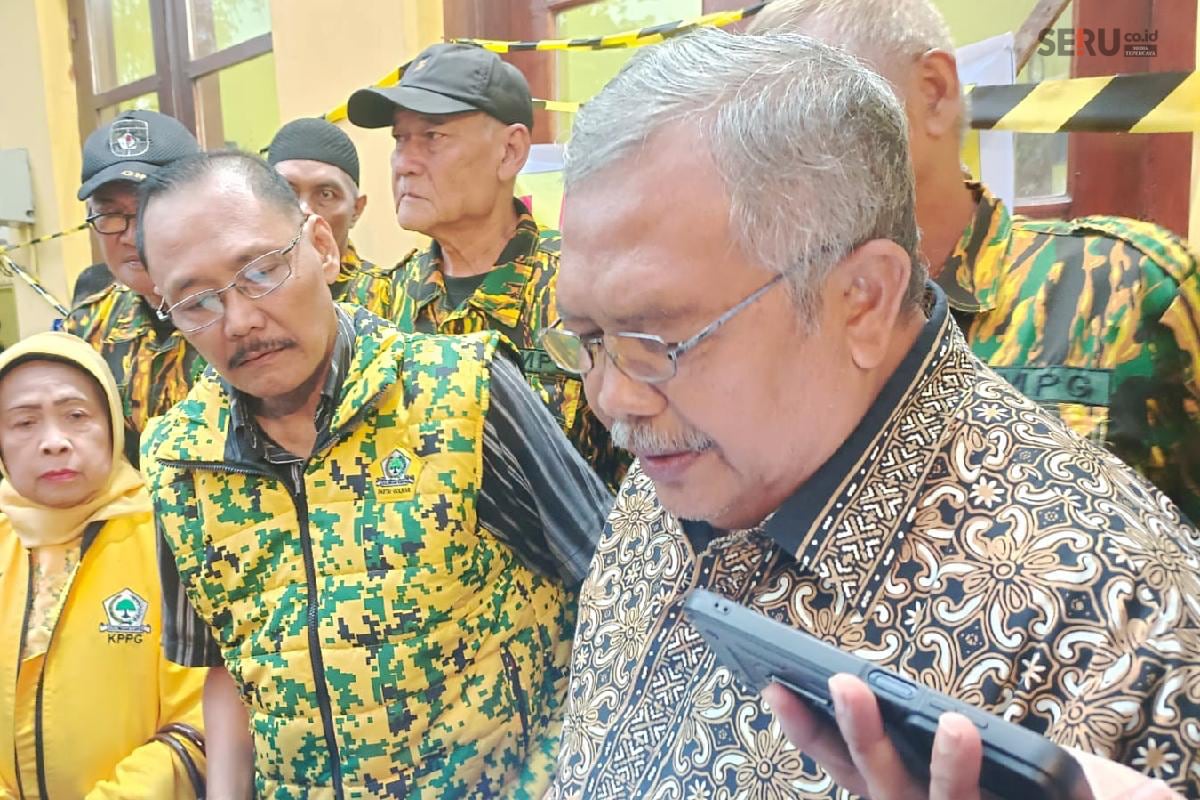 Dewan Pertimbangan DPD Partai Golkar Kota Malang, Agus Sukamto menjawab pertanyaan awak media. (rhd)