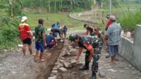 Babinsa Mulyorejo bantu warga pasang paving di lingkungan pemukiman. (ist) Babinsa Mulyorejo Bantu Warga Pasang Paving di Lingkungan Pemukiman