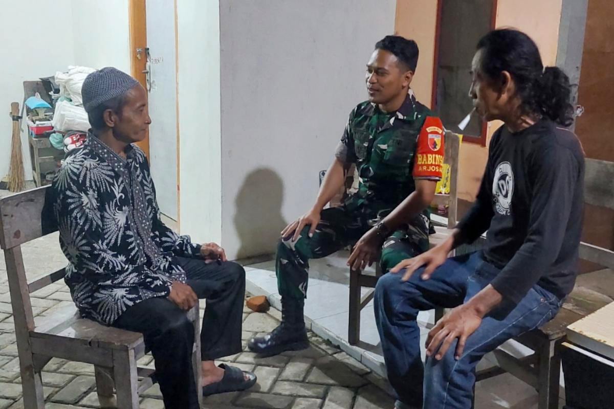 Babinsa Blimbing Komsos Bersama Warga Jaga Keamanan dan Kepedulian Lingkungan