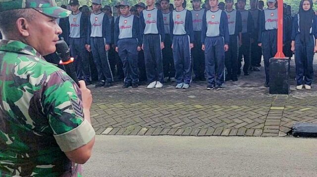 Babinsa Blimbing pembinaan karakter dan pelatihan PBB siswa SMKN 8 Malang. (ist)