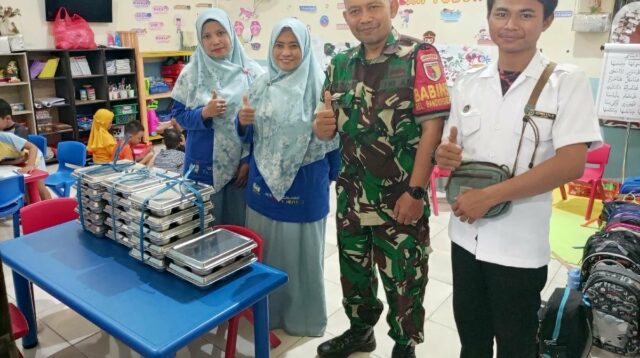 Babinsa Bandungrejosari dampingi distribusi MBG di sekolah. (ist Babinsa Bandungrejosari Dampingi Distribusi MBG di Sekolah