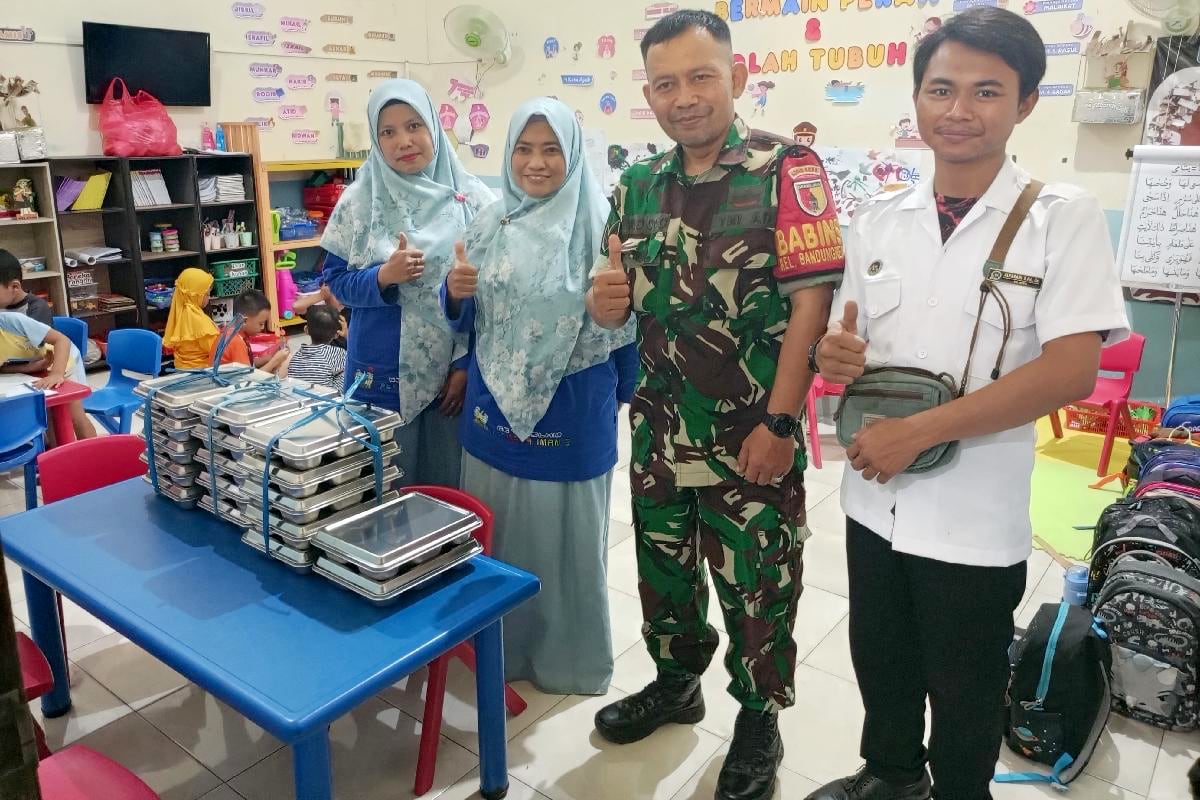 Babinsa Bandungrejosari Dampingi Distribusi MBG di Sekolah