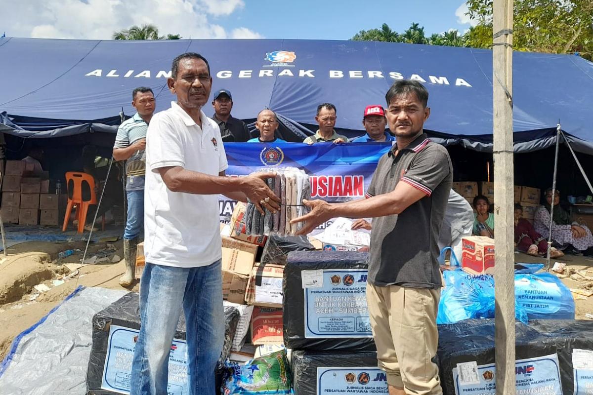 Sekretaris PWI Aceh, Muhammad Zairin menyerahkan bantuan PWI Jatim dan Malang Raya kepada Ketua Posko Pengungsi, Khairul Minsyah. (dok PWI Aceh) PWI Aceh Salurkan Bantuan PWI Jatim dan Malang Raya ke Desa Lubok Pusaka