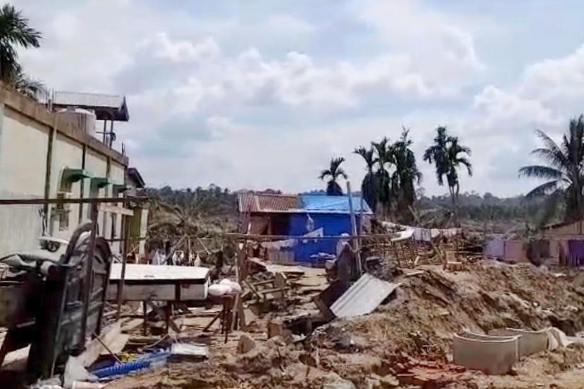 PWI Aceh Salurkan Bantuan PWI Jatim dan Malang Raya ke Desa Lubok Pusaka 1 Desa Lubok Pusaka, Kecamatan Langkahan, Kabupaten Aceh Utara yang porak poranda. (dok PWI Aceh)