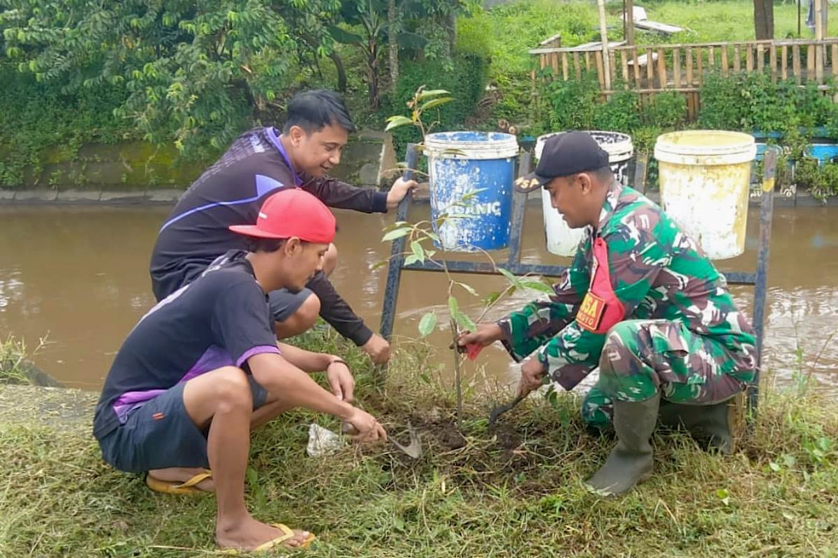 Babinsa Wonokoyo Karya Bakti dan Penanaman Pohon Durian Galakkan Penghijauan Bersama