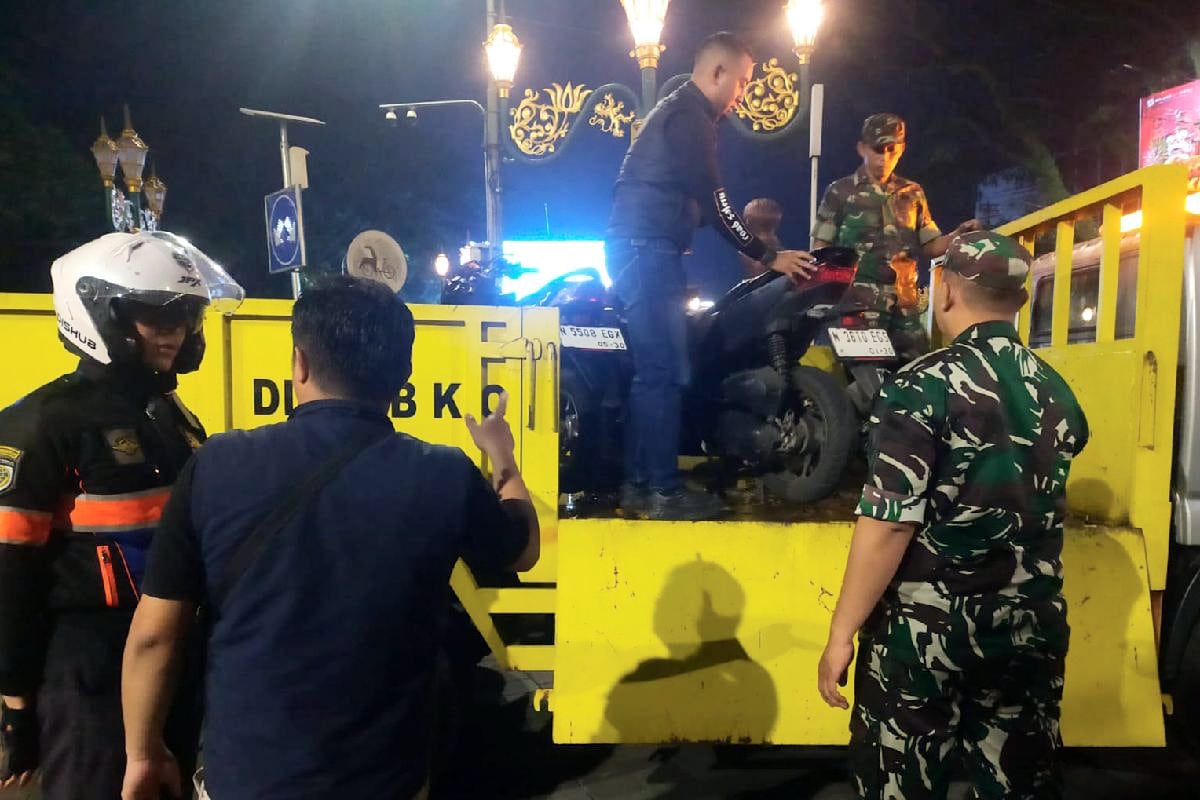 Penertiban kendaraan parkir liar di kawasan Kayutangan Heritage. (ist) Dishub Kota Malang Tertibkan 62 Kendaraan Parkir Liar, Evaluasi Gedung Parkir Kayutangan