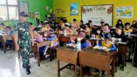 Babinsa Sukun Dampingi Pendistribusian MBG di SDN Kebonsari 2