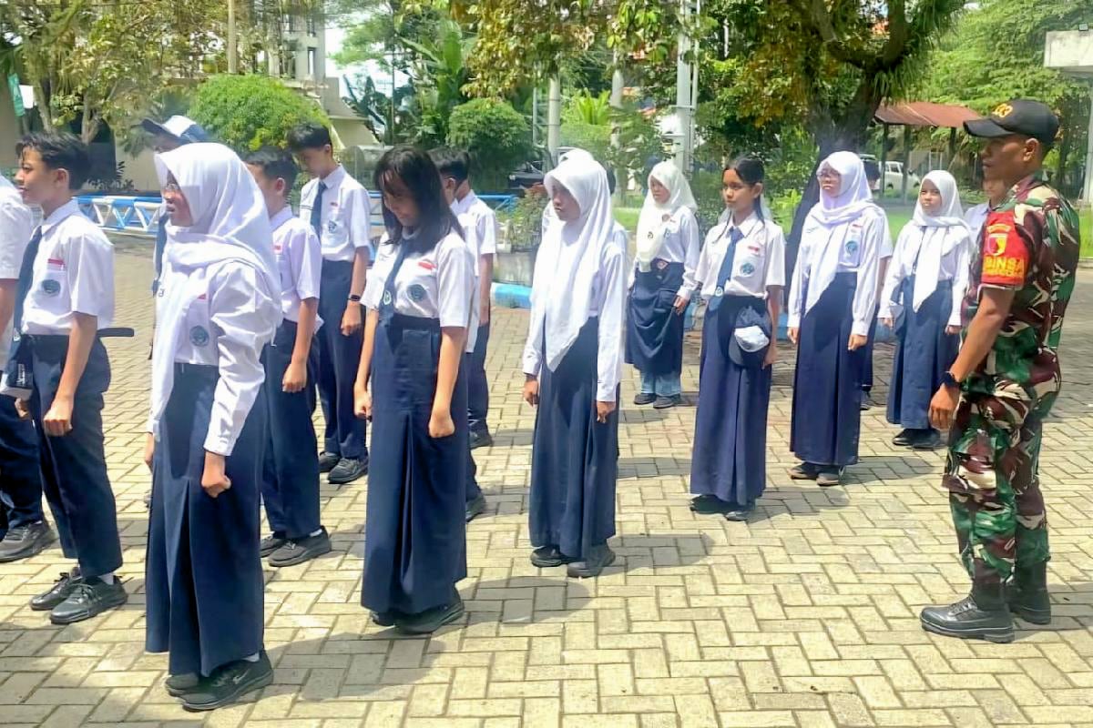 Babinsa Lowokwaru penguatan pendidikan karakter dan PBB SMP Laboratorium UM. (ist) Babinsa Lowokwaru Penguatan Pendidikan Karakter dan PBB SMP Laboratorium UM