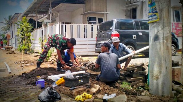Babinsa Tlogowaru Bantu Warga Pemasangan Pipa Air HIPAM