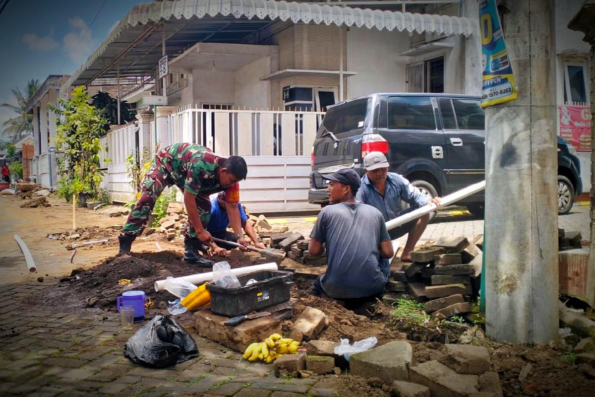 Babinsa Tlogowaru Bantu Warga Pemasangan Pipa Air HIPAM
