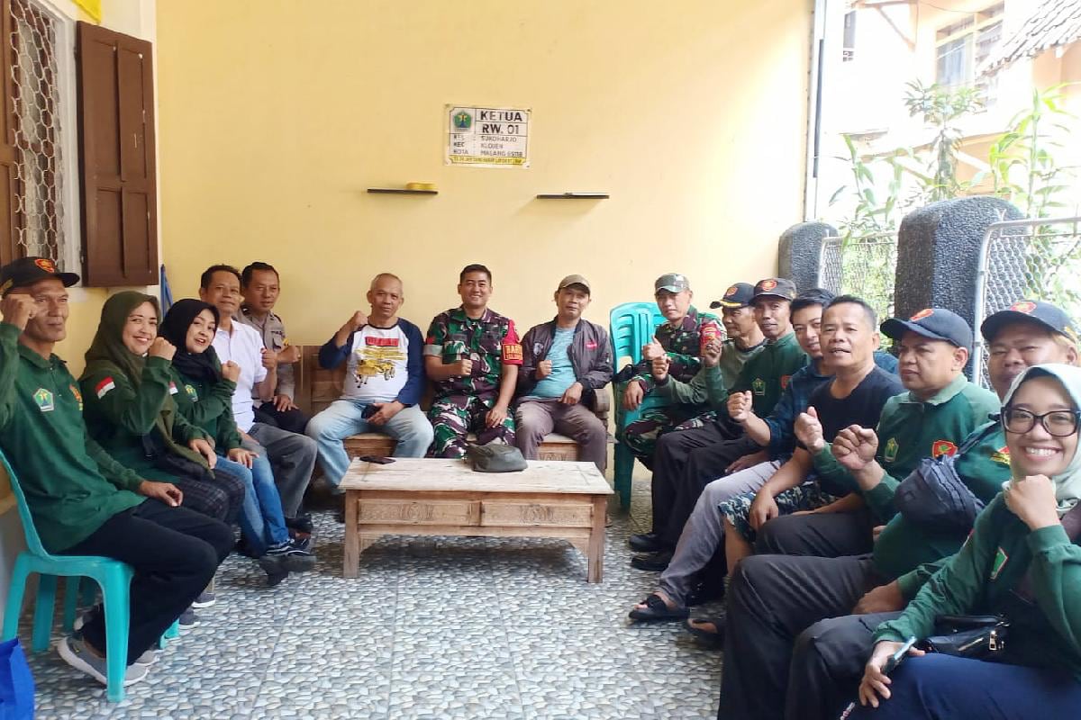 Babinsa Klojen Komsos Bersama Warga dan Satlinmas Bahas Rencana Kerja Bakti