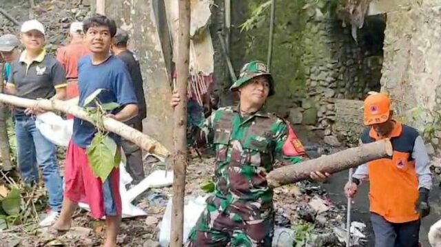 Babinsa Bareng Kerja Bakti Pembersihan Sungai Upaya Cegah Banjir