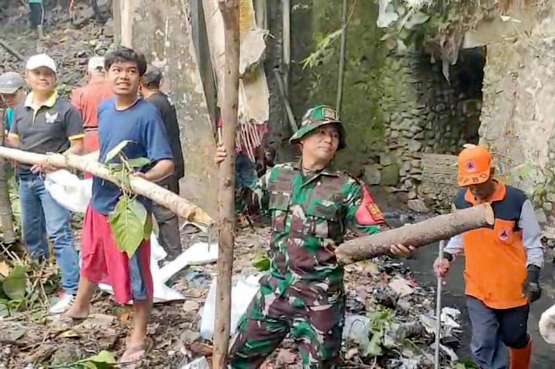 Babinsa Bareng Kerja Bakti Pembersihan Sungai Upaya Cegah Banjir