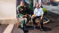Babinsa Koramil Klojen Patroli Dialogis Jaga Keamanan dan Kenyamanan Warga