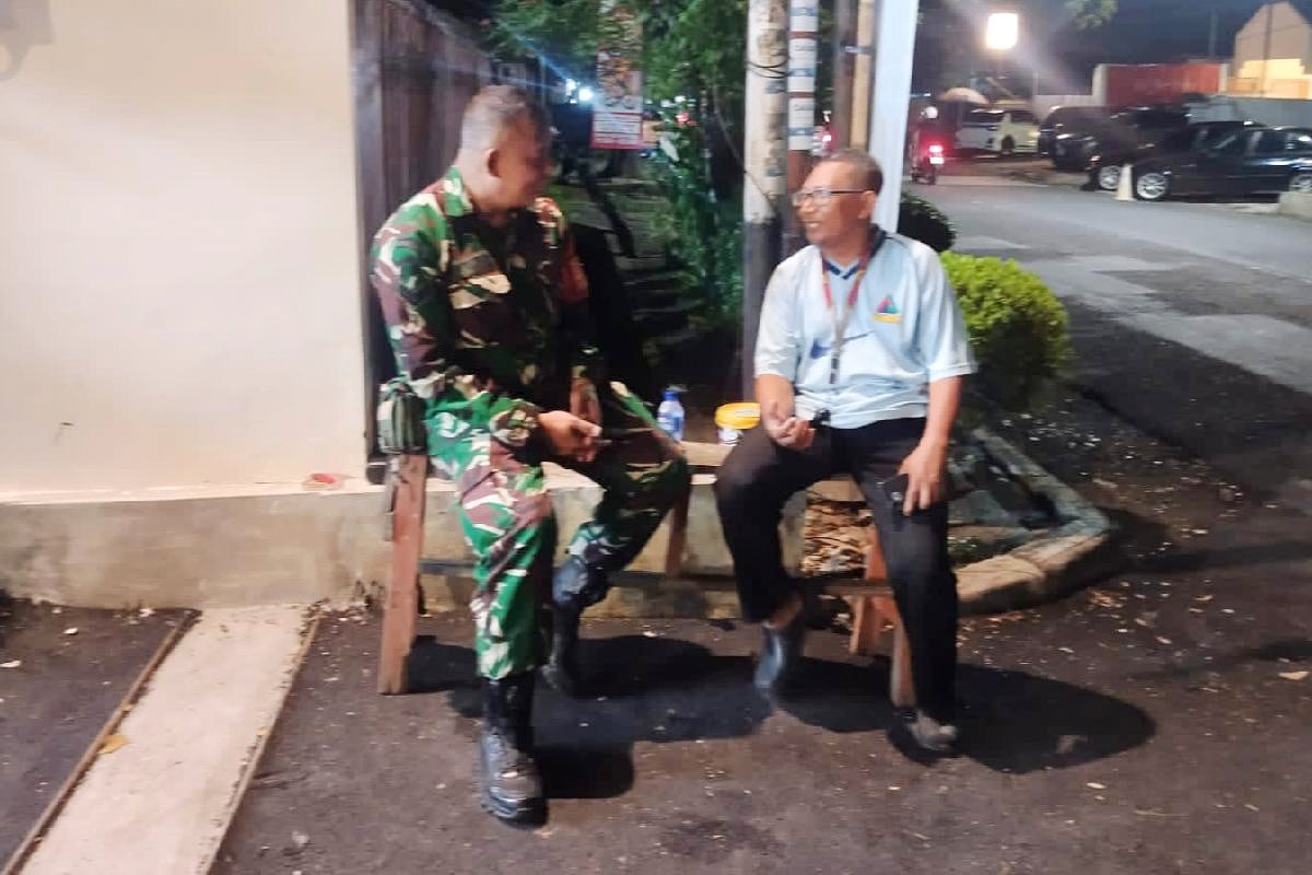 Babinsa Koramil Klojen Patroli Dialogis Jaga Keamanan dan Kenyamanan Warga
