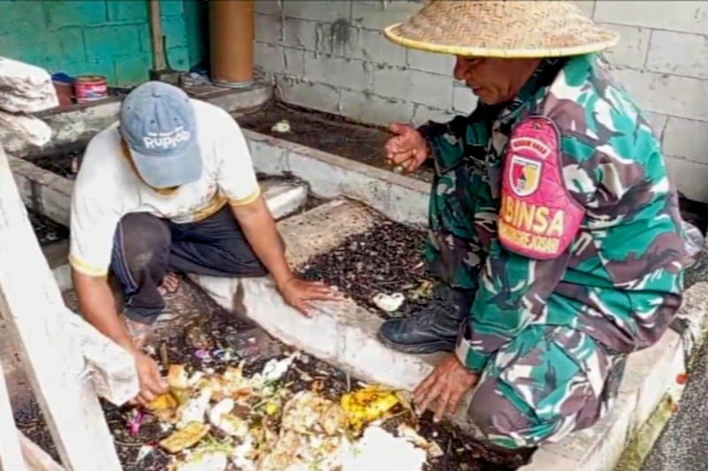 Babinsa Koramil Sukun Pendampingan Budidaya Maggot TPS3R Basama
