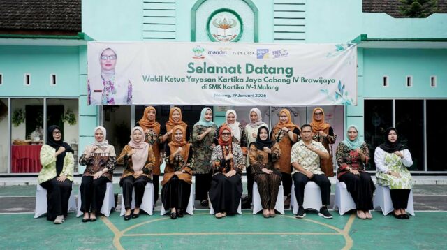 Ketua Persit Kodim 0833 Dampingi Waka Yayasan Kartika Jaya ke SMK Kartika IV-1 Malang