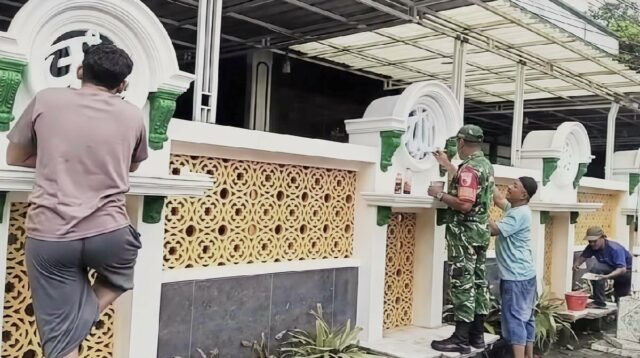 Babinsa Arjosari Bantu Warga Pembersihan dan Pengecatan Masjid Fathurrohman