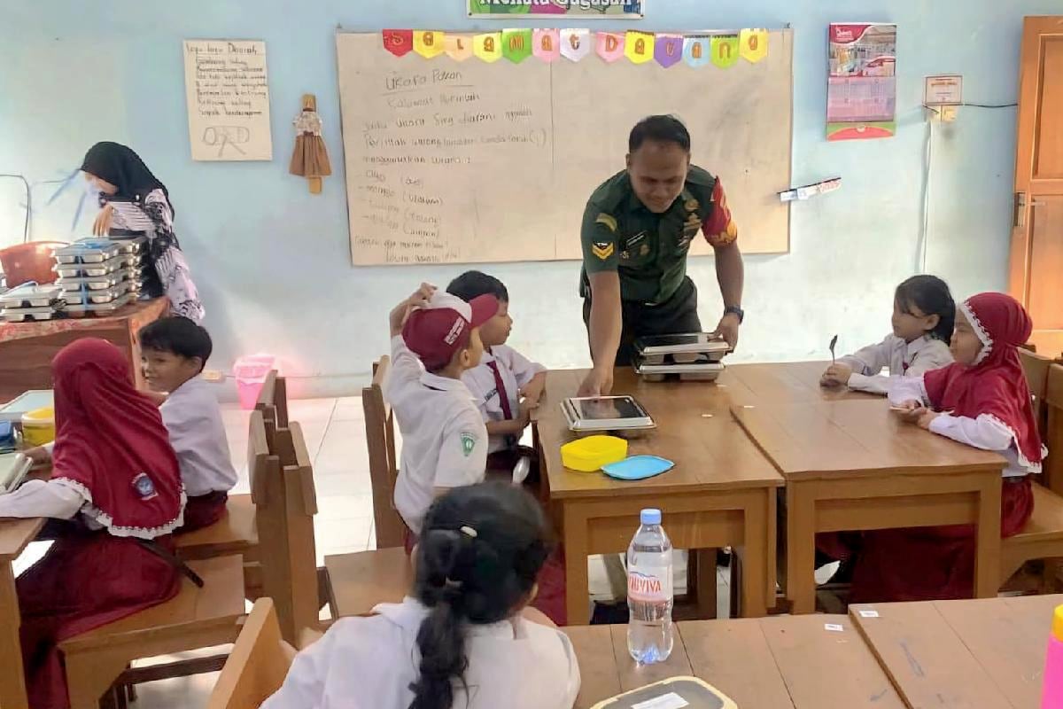 Babinsa Lowokwaru Dampingi Pelaksanaan Makan Bergizi Gratis di Ketawanggede