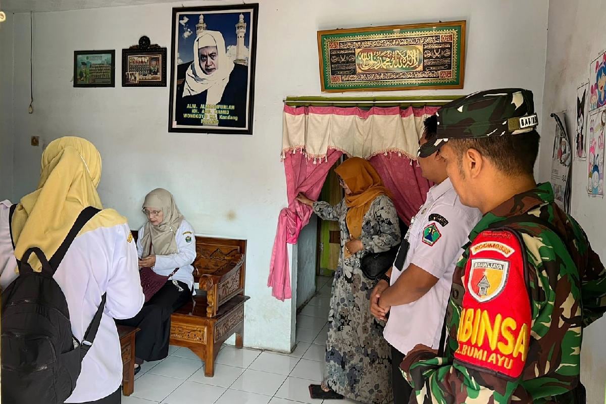 Babinsa Bumiayu dampingi Tim KB Kesehatan pendataan keluarga dan sosialisasi stunting. (ist) Babinsa Bumiayu Dampingi Tim KB Kesehatan Pendataan Keluarga dan Sosialisasi Stunting