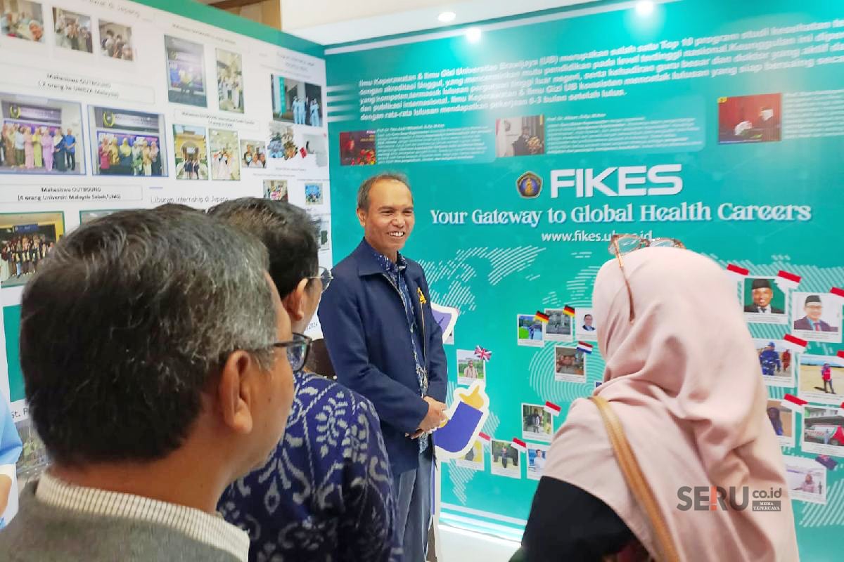 17 Ribu Pelajar Serbu Education UB selama 4 Hari 1 Wakil Rektor Bidang Akademik UB, Prof. Imam Santoso meninjau stand fakultas. (rhd)