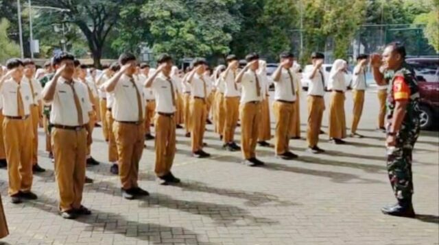 Babinsa Lowokwaru Kuatkan Pendidikan Karakter dan PBB SMP Brawijaya Smart School