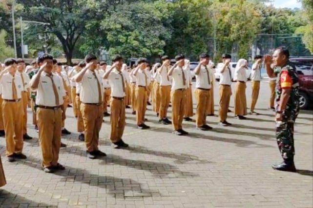 Babinsa Lowokwaru kuatkan pendidikan karakter dan PBB SMP Brawijaya Smart School. (ist) Babinsa Lowokwaru Kuatkan Pendidikan Karakter dan PBB SMP Brawijaya Smart School