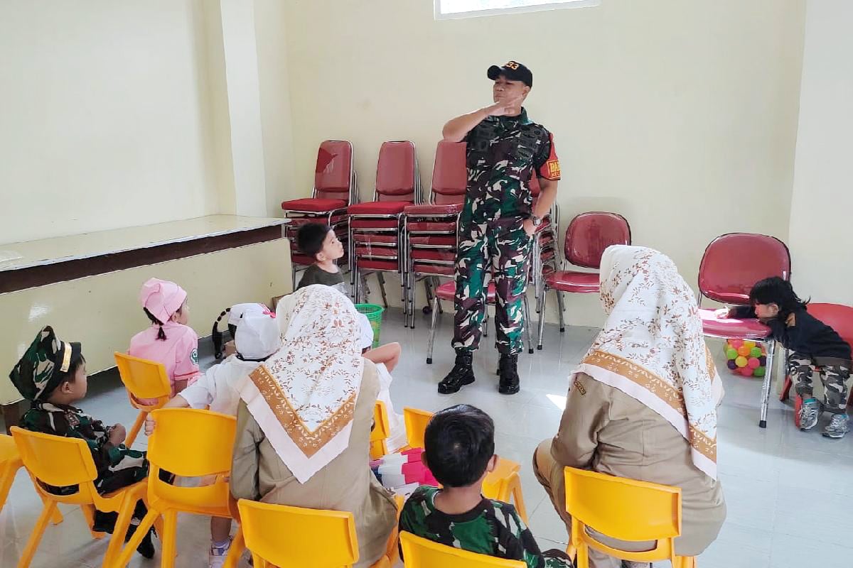 Babinsa Klojen berikan motivasi dan semangat Kelas Inspirasi anak kelompok bermain. (ist) Babinsa Klojen Berikan Motivasi dan Semangat Kelas Inspirasi Anak Kelompok Bermain