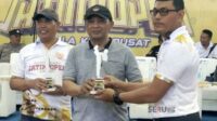 Humas KONI Kabupaten Malang, Cahyono, saat menerima medali kegiatan taekwondo. (wul) Tiga Kader Parpol Besar Daftar Bursa Pemilihan Ketua KONI Kabupaten Malang