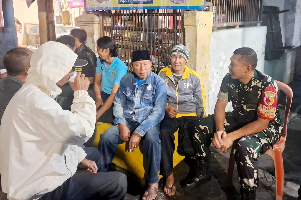 Babinsa Jatimulyo patroli dialogis bersama warga jaga keamanan dan ketertiban lingkungan. (ist) Babinsa Jatimulyo Patroli Dialogis Bersama Warga Jaga Keamanan dan Ketertiban Lingkungan