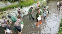Babinsa dan Warga Karya Bhakti Bersihkan Sampah dan Sedimen di Sungai Kutuk Sukun