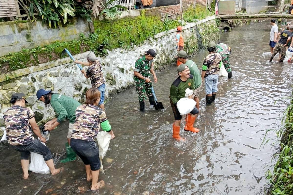 Babinsa dan Warga Karya Bhakti Bersihkan Sampah dan Sedimen di Sungai Kutuk Sukun