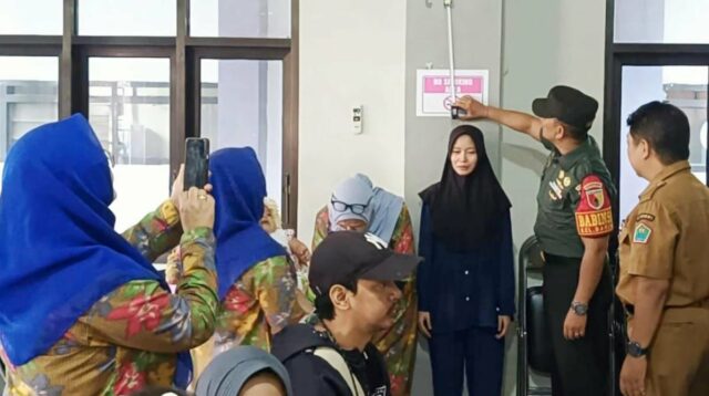 Babinsa Bareng Dampingi Poskeskel Pemeriksaan Warga dan Balita